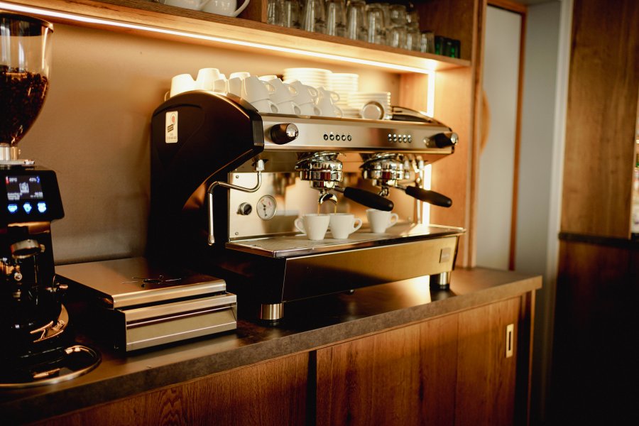 More than 80 years of experience in the development and manufacture of traditional espresso machines.